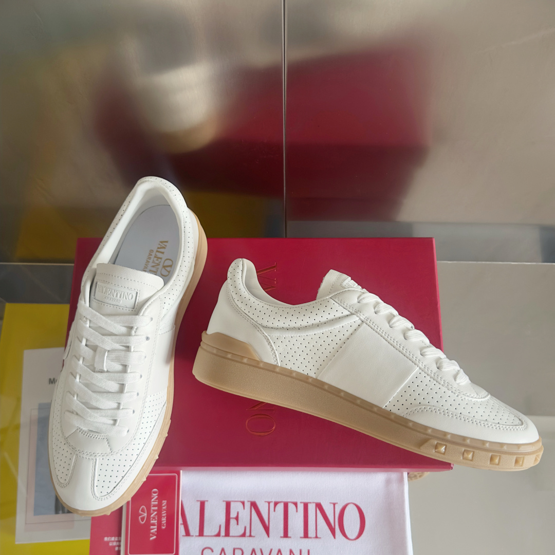 顶级版本:情侣款
VALENTINO华伦天奴V家UPVILLAGE系列 铆钉 情侣款 休闲 运动鞋
原版