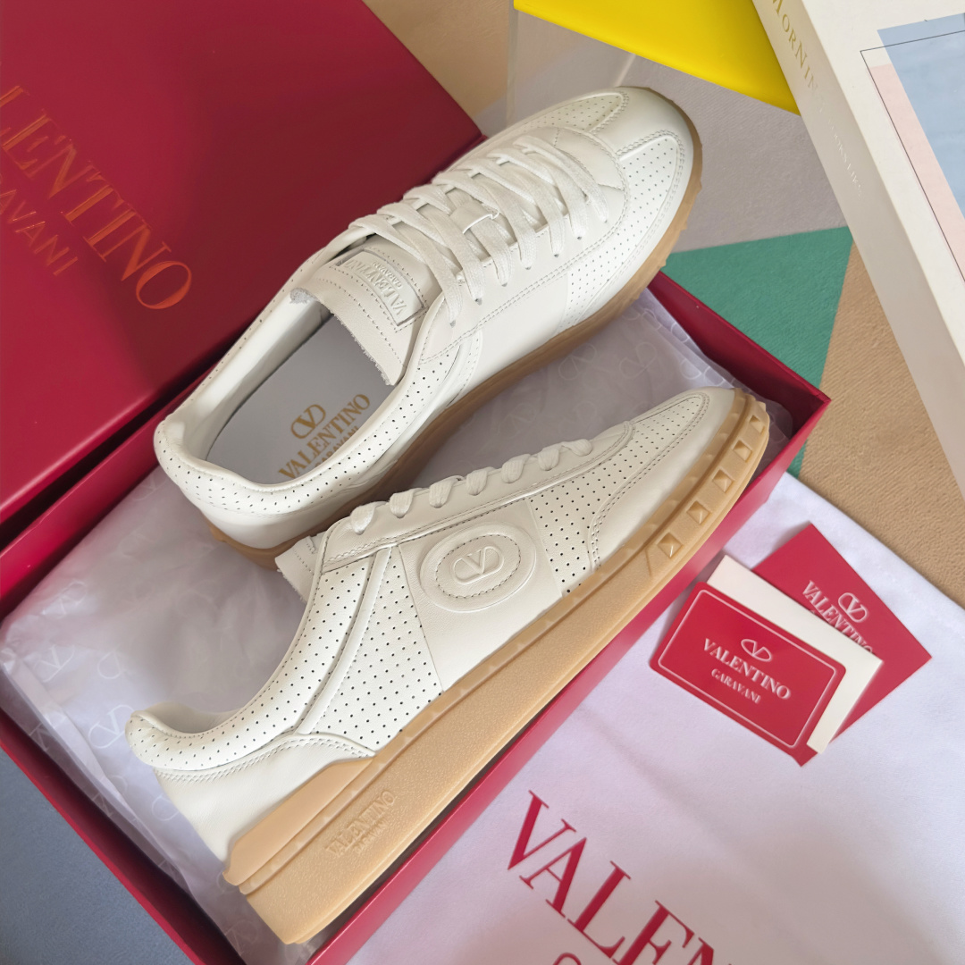 顶级版本:情侣款
VALENTINO华伦天奴V家UPVILLAGE系列 铆钉 情侣款 休闲 运动鞋
原版