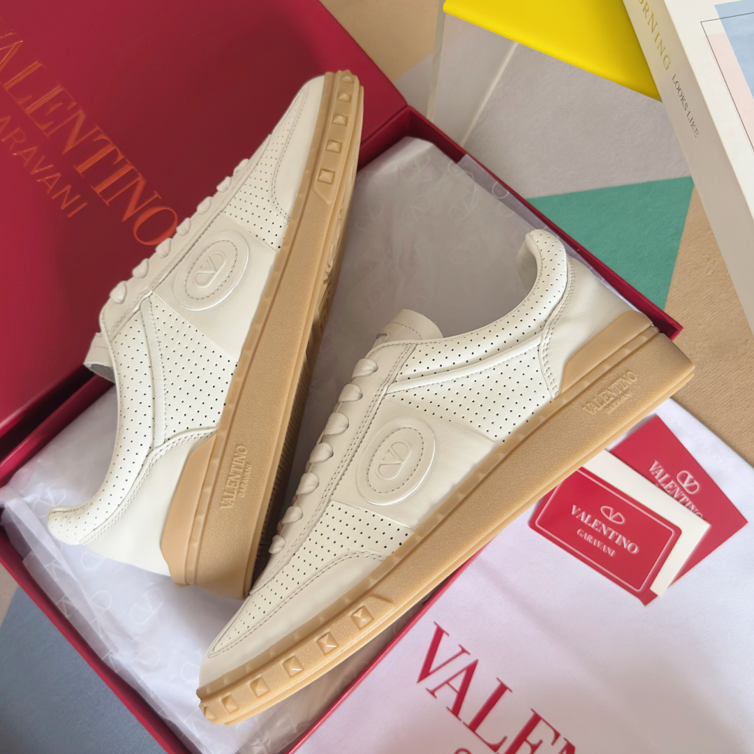 顶级版本:情侣款
VALENTINO华伦天奴V家UPVILLAGE系列 铆钉 情侣款 休闲 运动鞋
原版