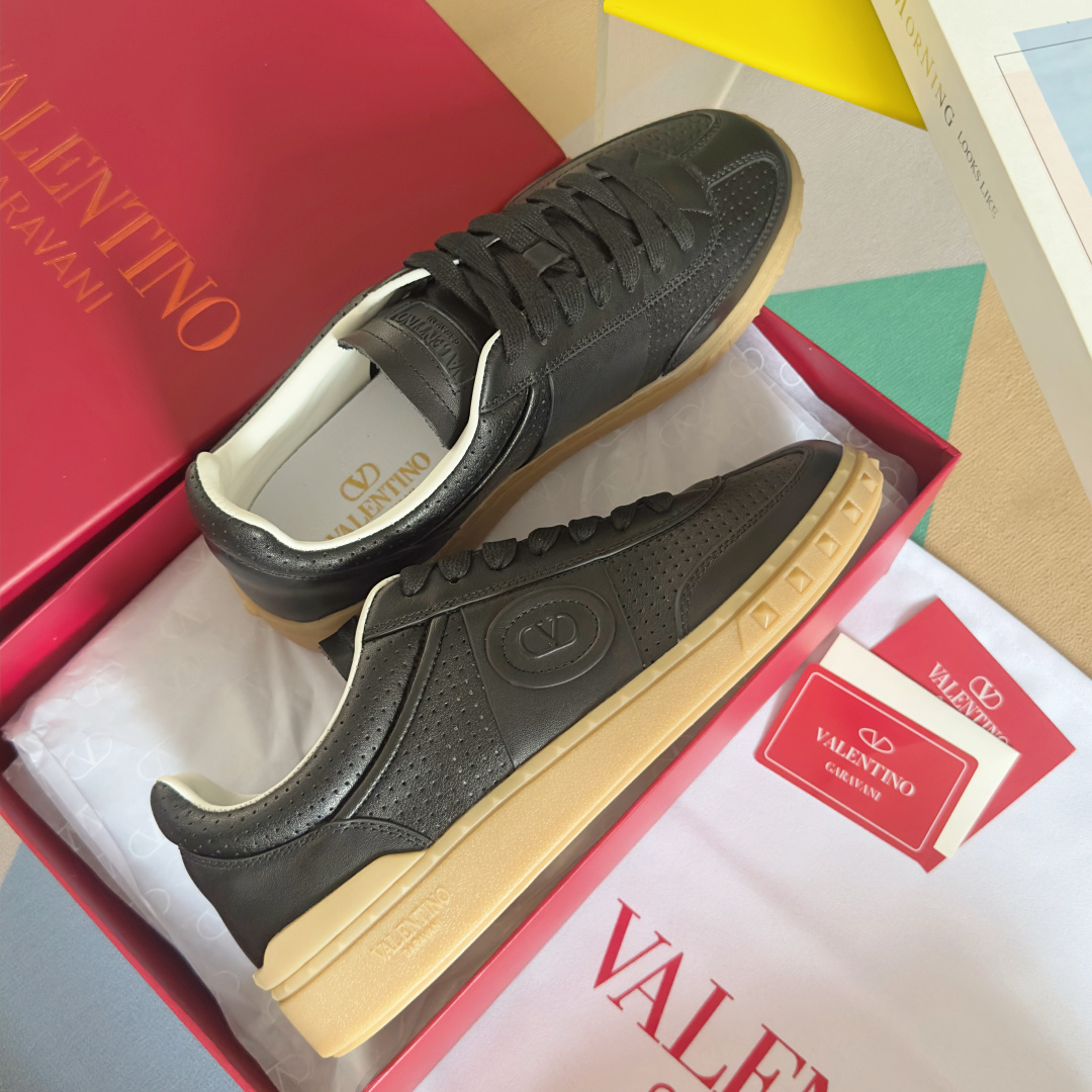 顶级版本:情侣款
VALENTINO华伦天奴V家UPVILLAGE系列 铆钉 情侣款 休闲 运动鞋
原版