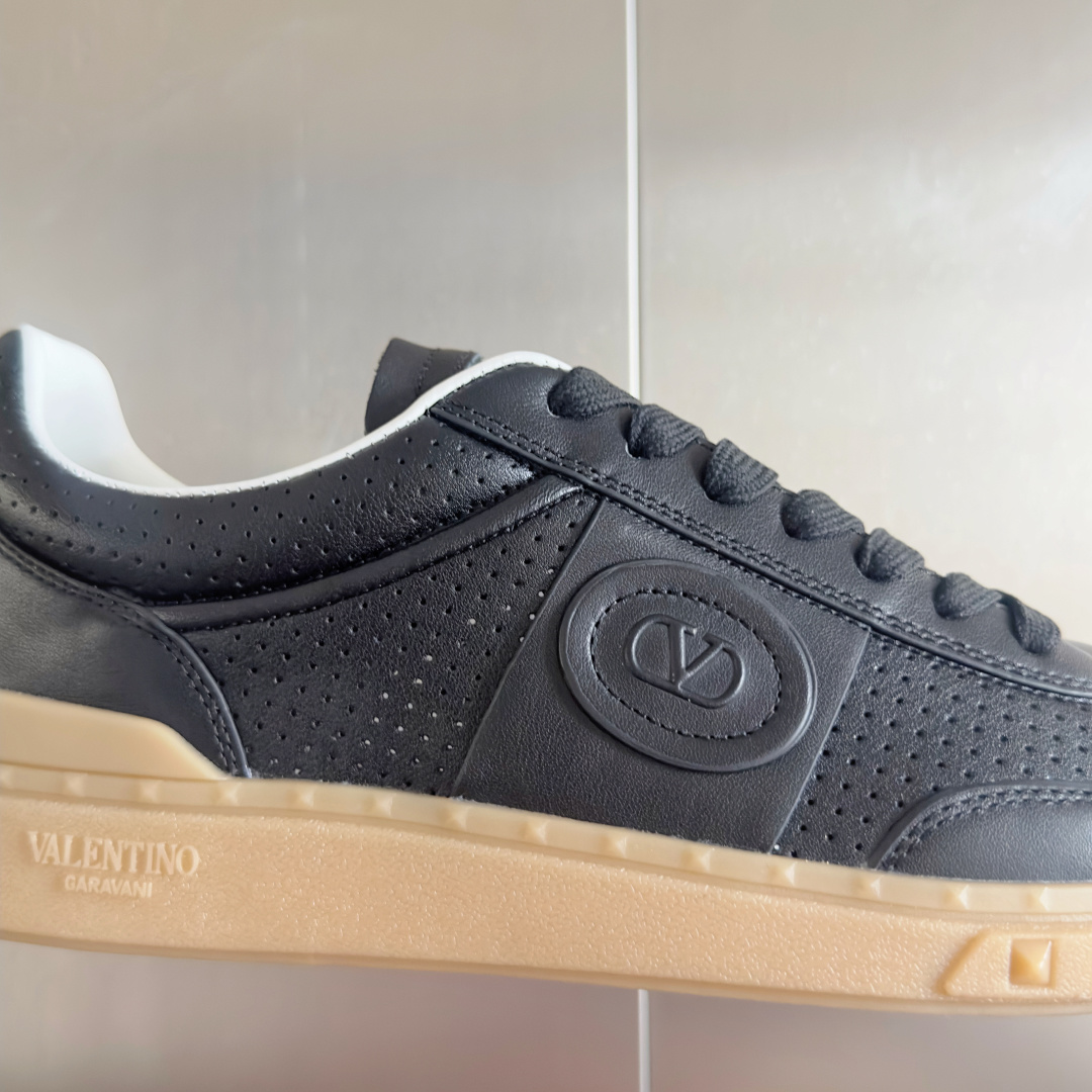 顶级版本:情侣款
VALENTINO华伦天奴V家UPVILLAGE系列 铆钉 情侣款 休闲 运动鞋
原版