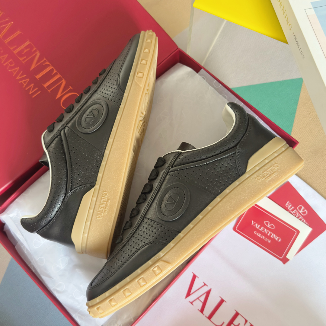 顶级版本:情侣款
VALENTINO华伦天奴V家UPVILLAGE系列 铆钉 情侣款 休闲 运动鞋
原版