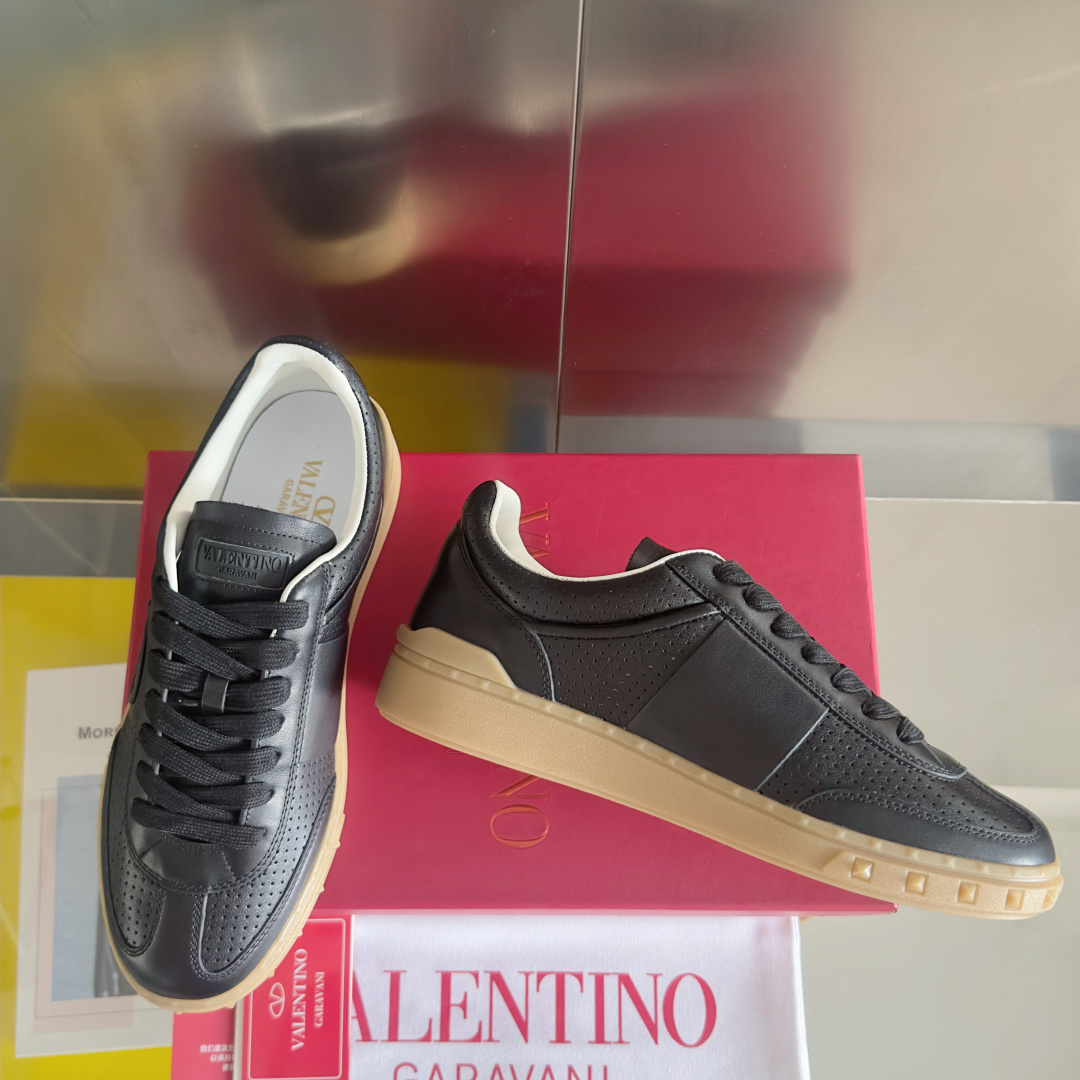 顶级版本:情侣款
VALENTINO华伦天奴V家UPVILLAGE系列 铆钉 情侣款 休闲 运动鞋
原版