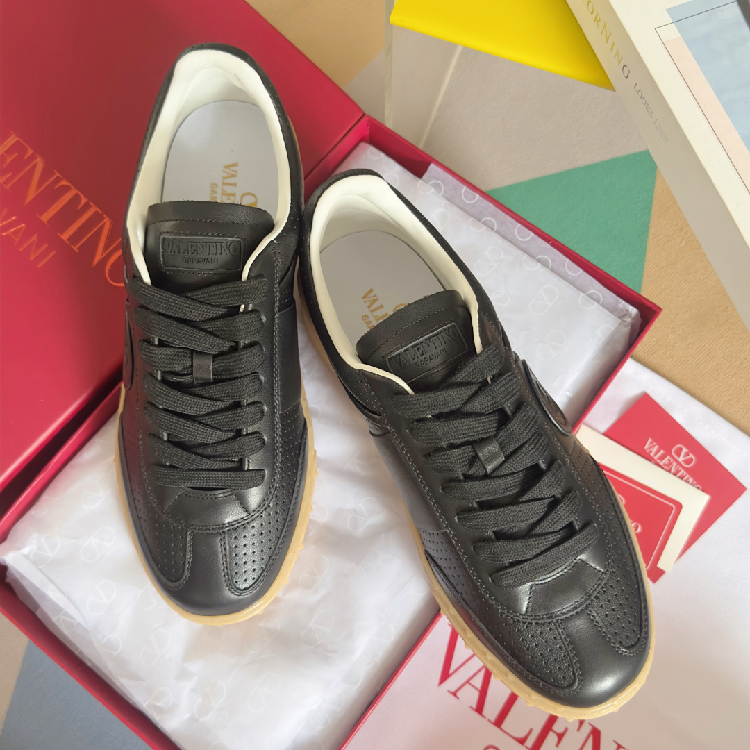 顶级版本:情侣款
VALENTINO华伦天奴V家UPVILLAGE系列 铆钉 情侣款 休闲 运动鞋
原版