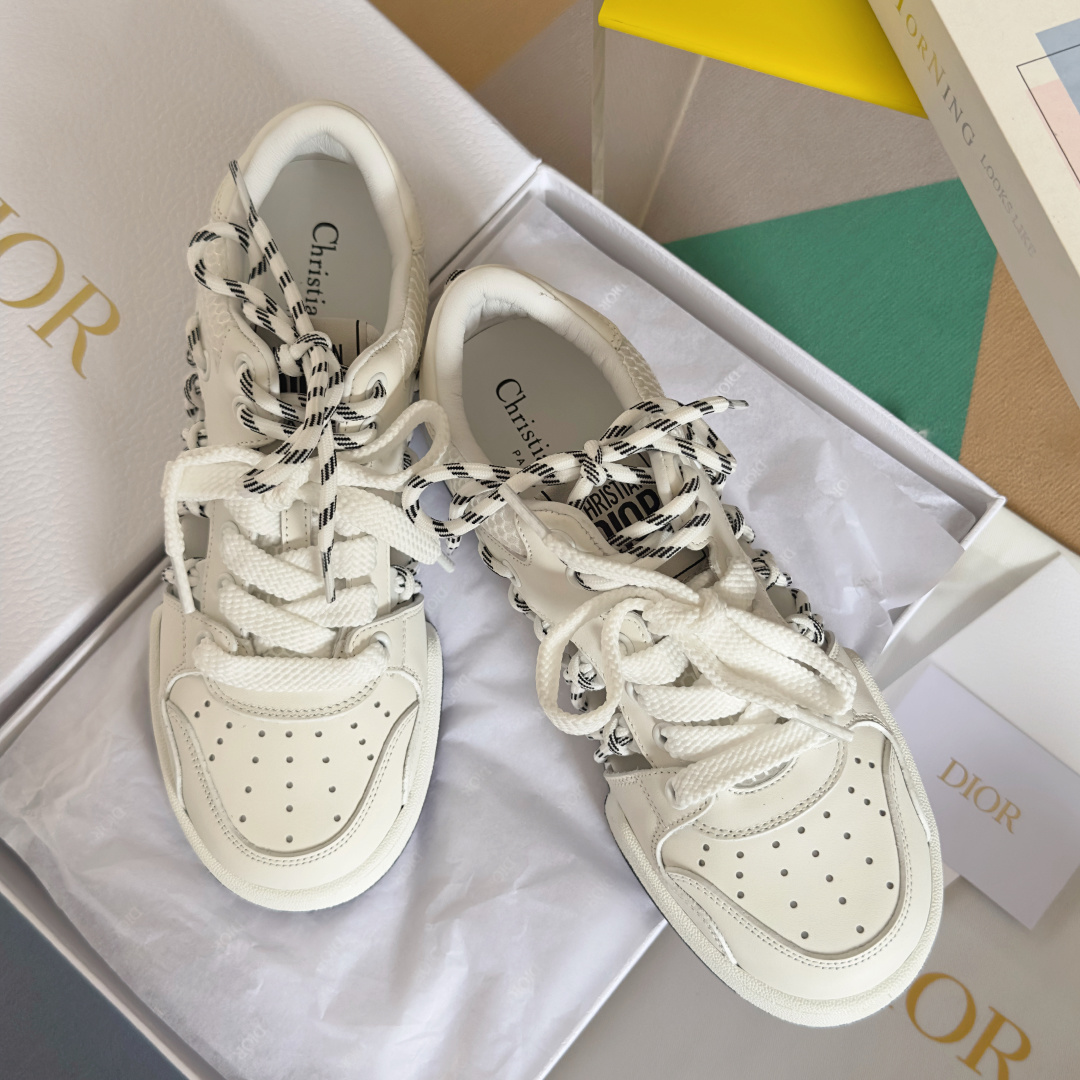 顶级版本:情侣款
Dior迪奥 最新 First 系列 镂空 高帮 情侣款 休闲 运动鞋
原版购入开发