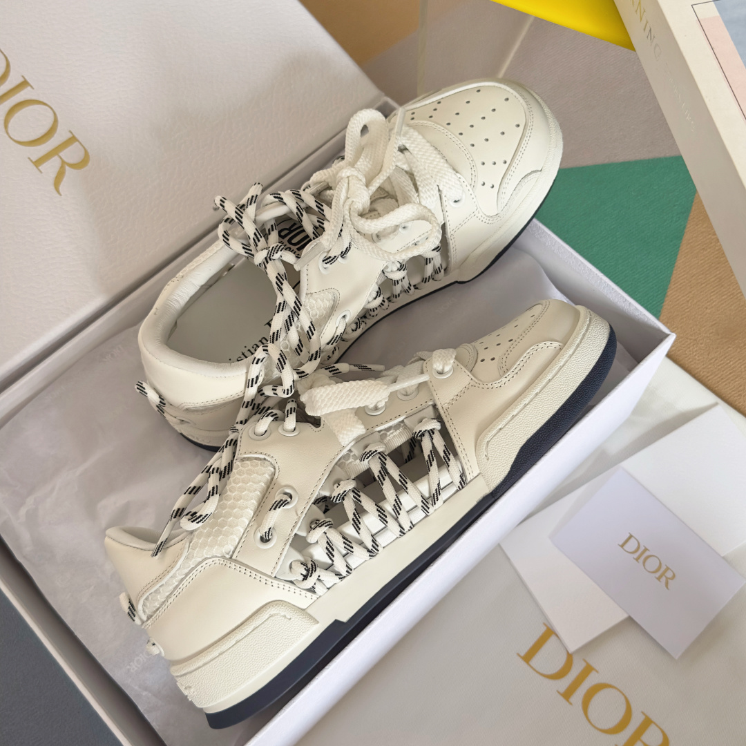 顶级版本:情侣款
Dior迪奥 最新 First 系列 镂空 高帮 情侣款 休闲 运动鞋
原版购入开发