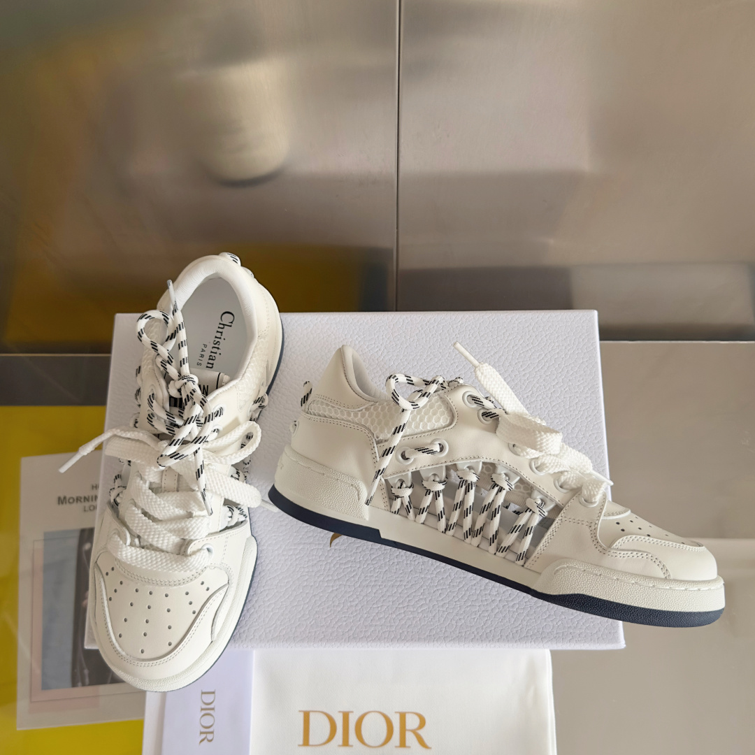 顶级版本:情侣款
Dior迪奥 最新 First 系列 镂空 高帮 情侣款 休闲 运动鞋
原版购入开发