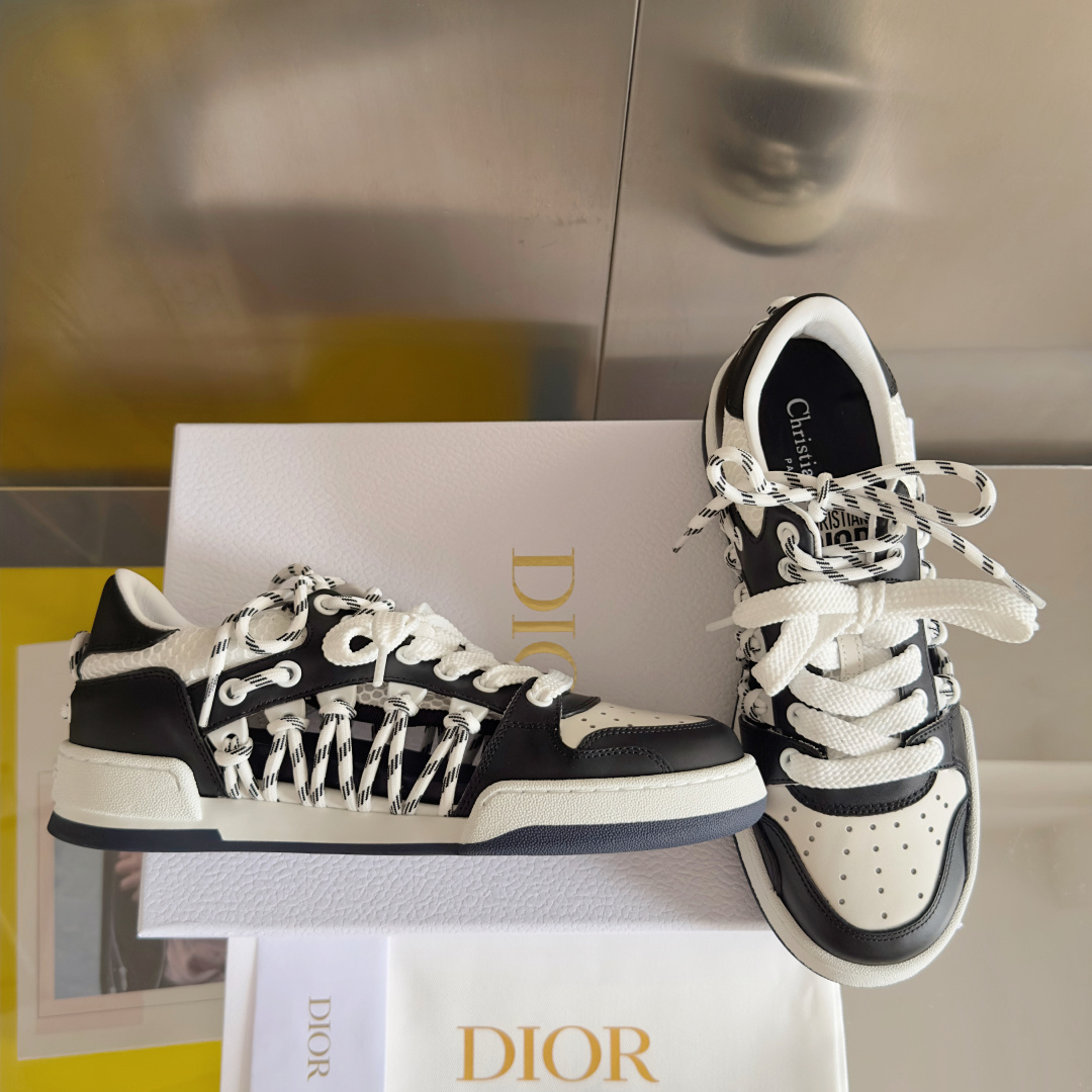 顶级版本:情侣款
Dior迪奥 最新 First 系列 镂空 高帮 情侣款 休闲 运动鞋
原版购入开发