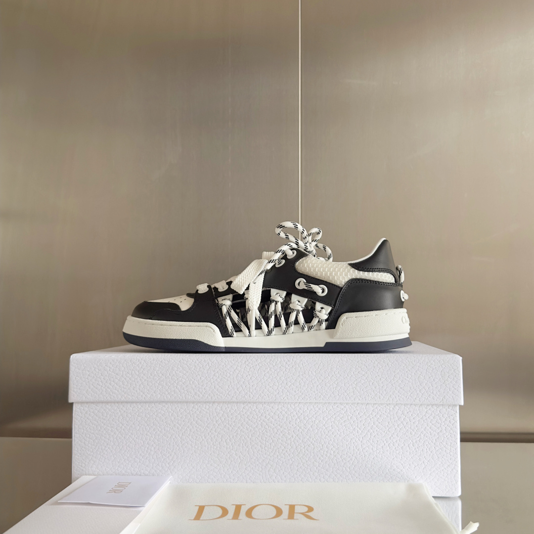 顶级版本:情侣款
Dior迪奥 最新 First 系列 镂空 高帮 情侣款 休闲 运动鞋
原版购入开发