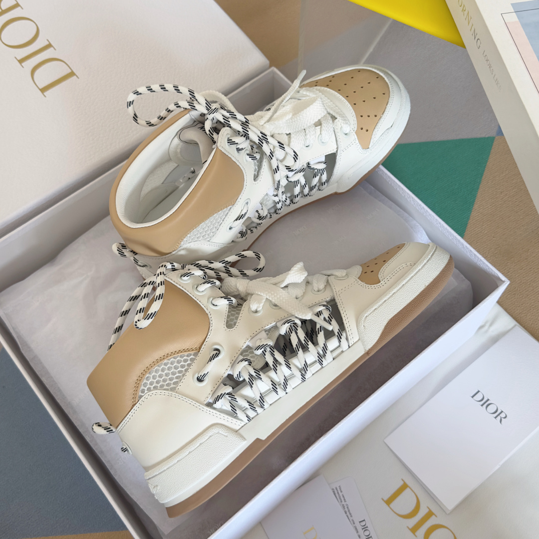顶级版本:情侣款
Dior迪奥 最新 First 系列 镂空 高帮 情侣款 休闲 运动鞋
原版购入开发