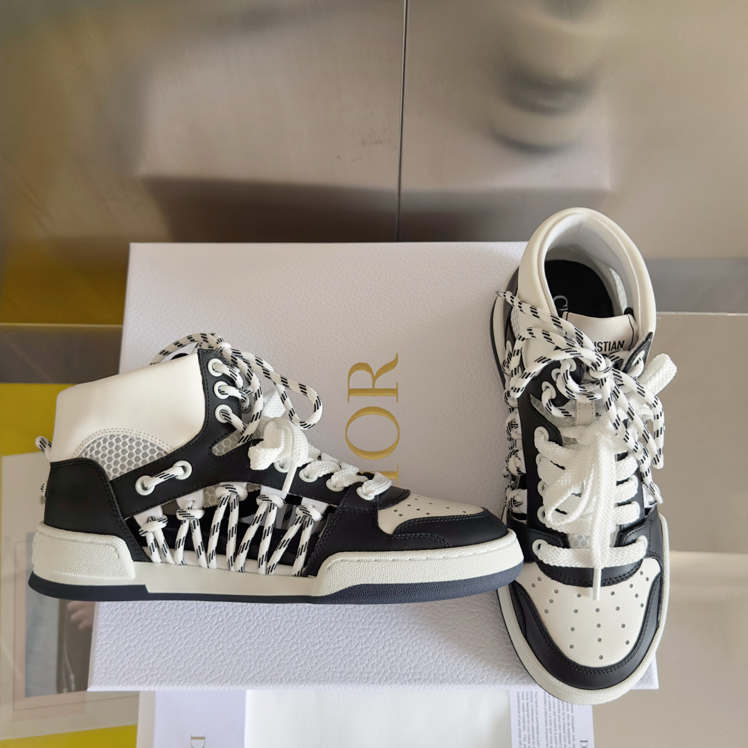 顶级版本:情侣款
Dior迪奥 最新 First 系列 镂空 高帮 情侣款 休闲 运动鞋
原版购入开发
