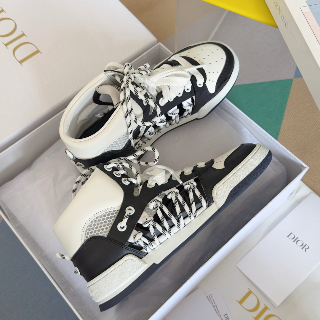 顶级版本:情侣款
Dior迪奥 最新 First 系列 镂空 高帮 情侣款 休闲 运动鞋
原版购入开发