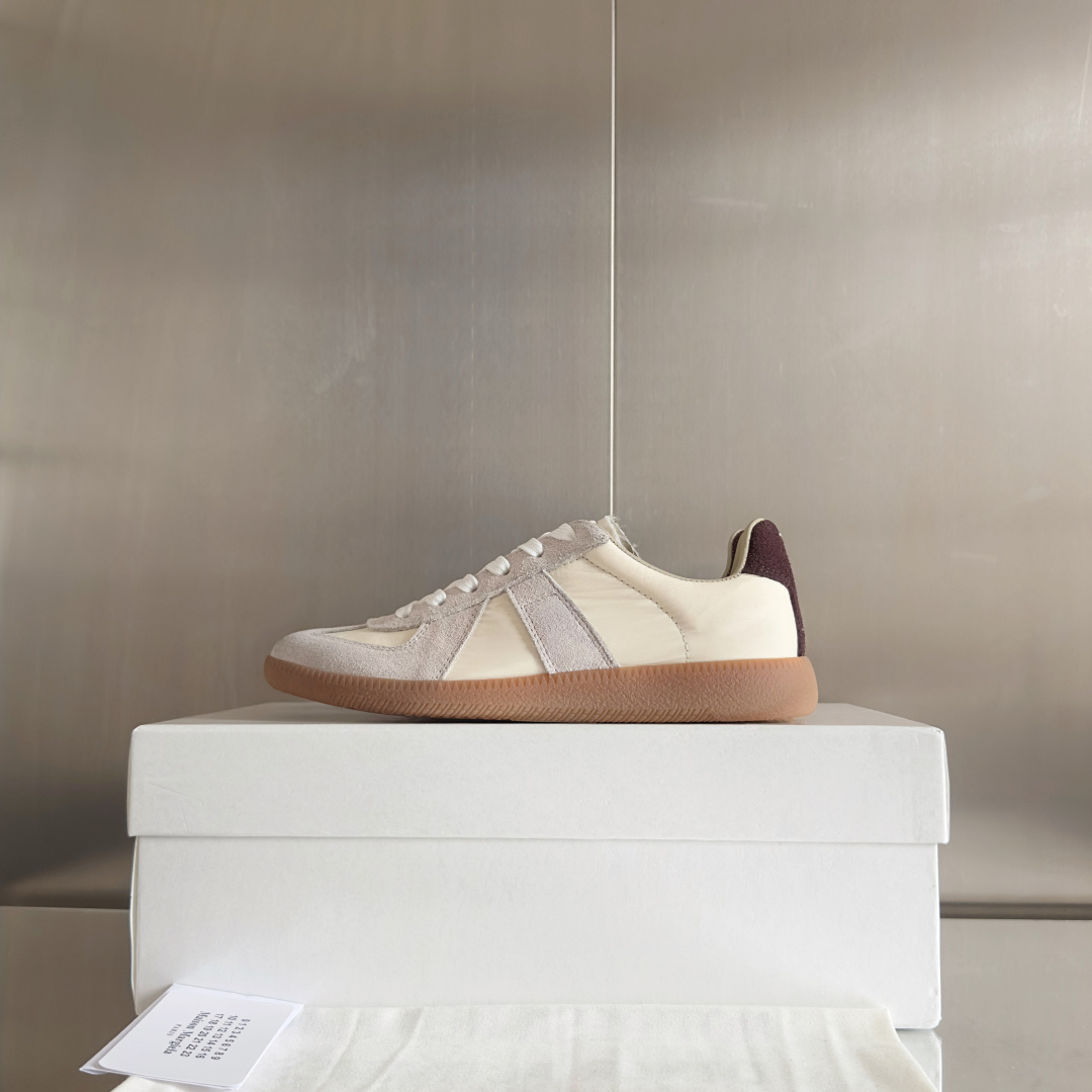 顶级版本:情侣款
MaisonMargiela MM6 马吉拉 情侣款 德训鞋 休闲 运动鞋
原版购入开