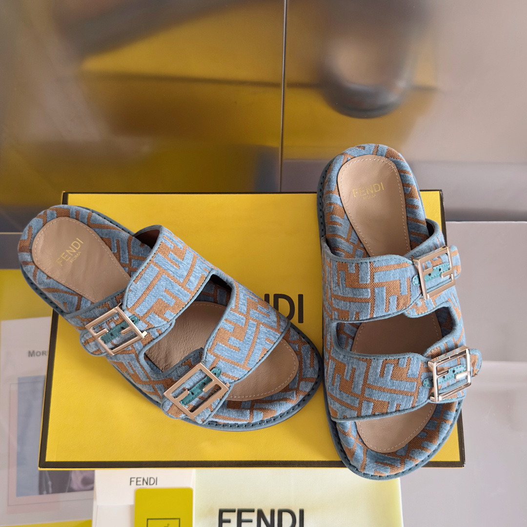 顶级版本:情侣款
Fendi芬迪 最新配色 情侣款feel老花FF凉拖鞋
原版购入开发 做货 芬迪早秋最