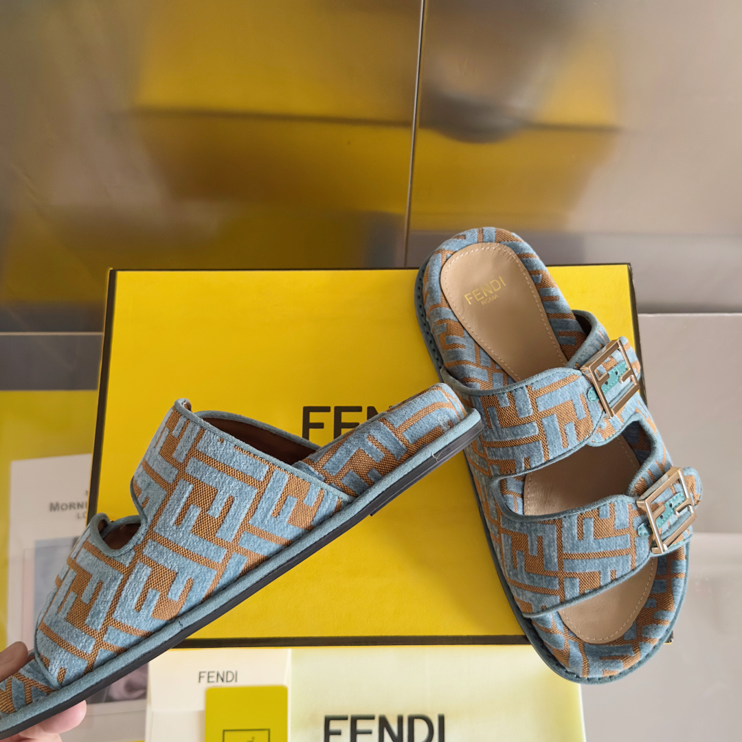 顶级版本:情侣款
Fendi芬迪 最新配色 情侣款feel老花FF凉拖鞋
原版购入开发 做货 芬迪早秋最