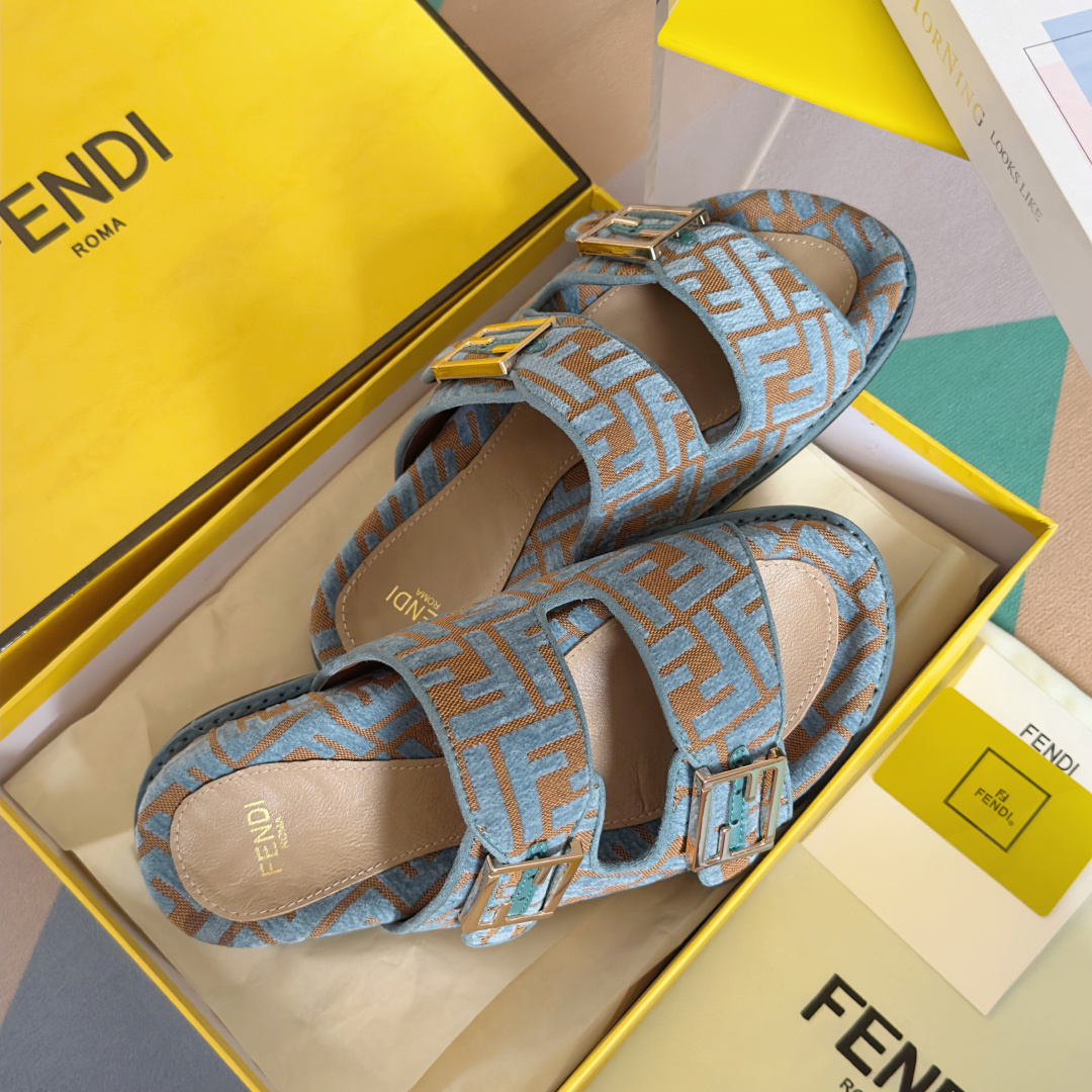 顶级版本:情侣款
Fendi芬迪 最新配色 情侣款feel老花FF凉拖鞋
原版购入开发 做货 芬迪早秋最