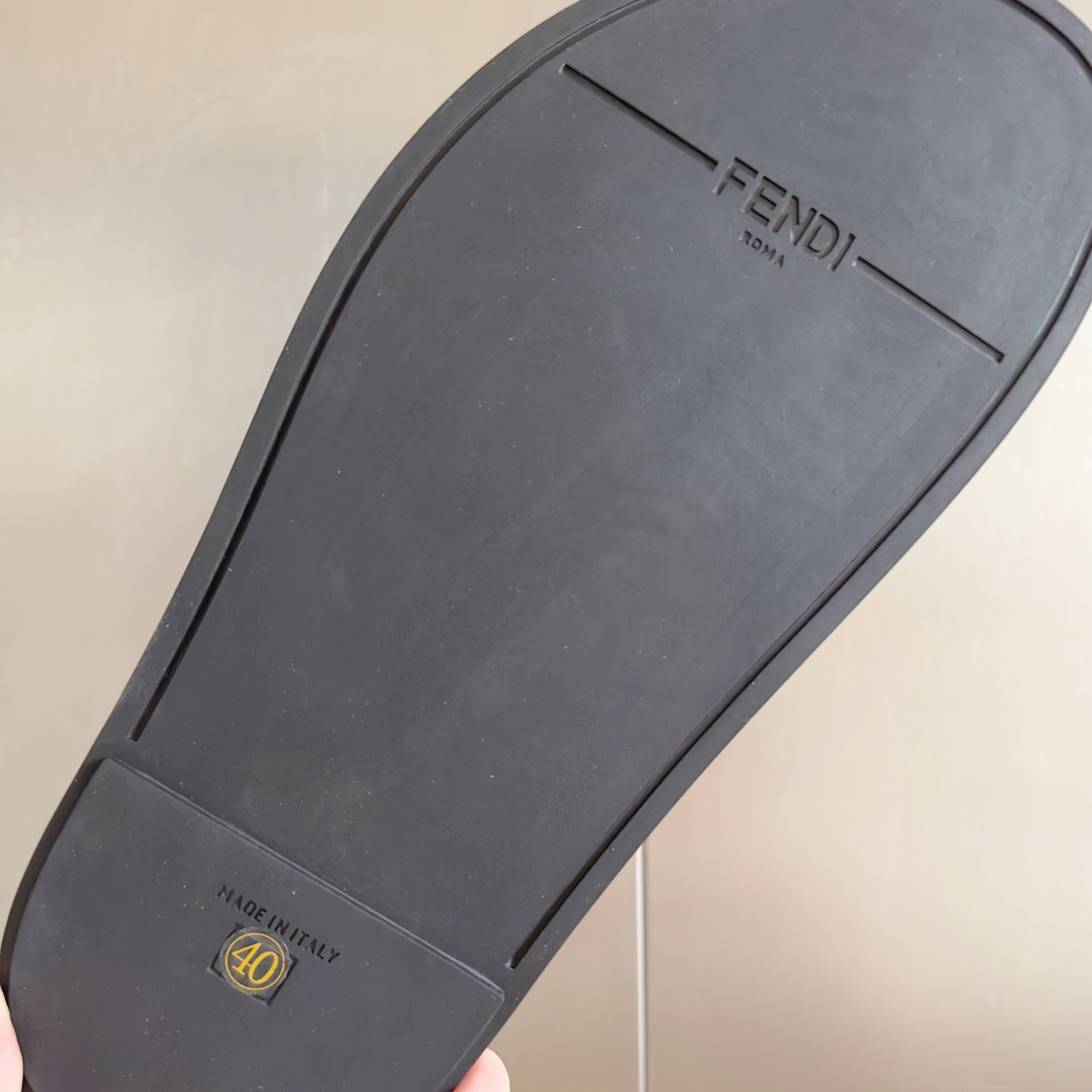 顶级版本:情侣款
Fendi芬迪 最新配色 情侣款feel老花FF凉拖鞋
原版购入开发 做货 芬迪早秋最