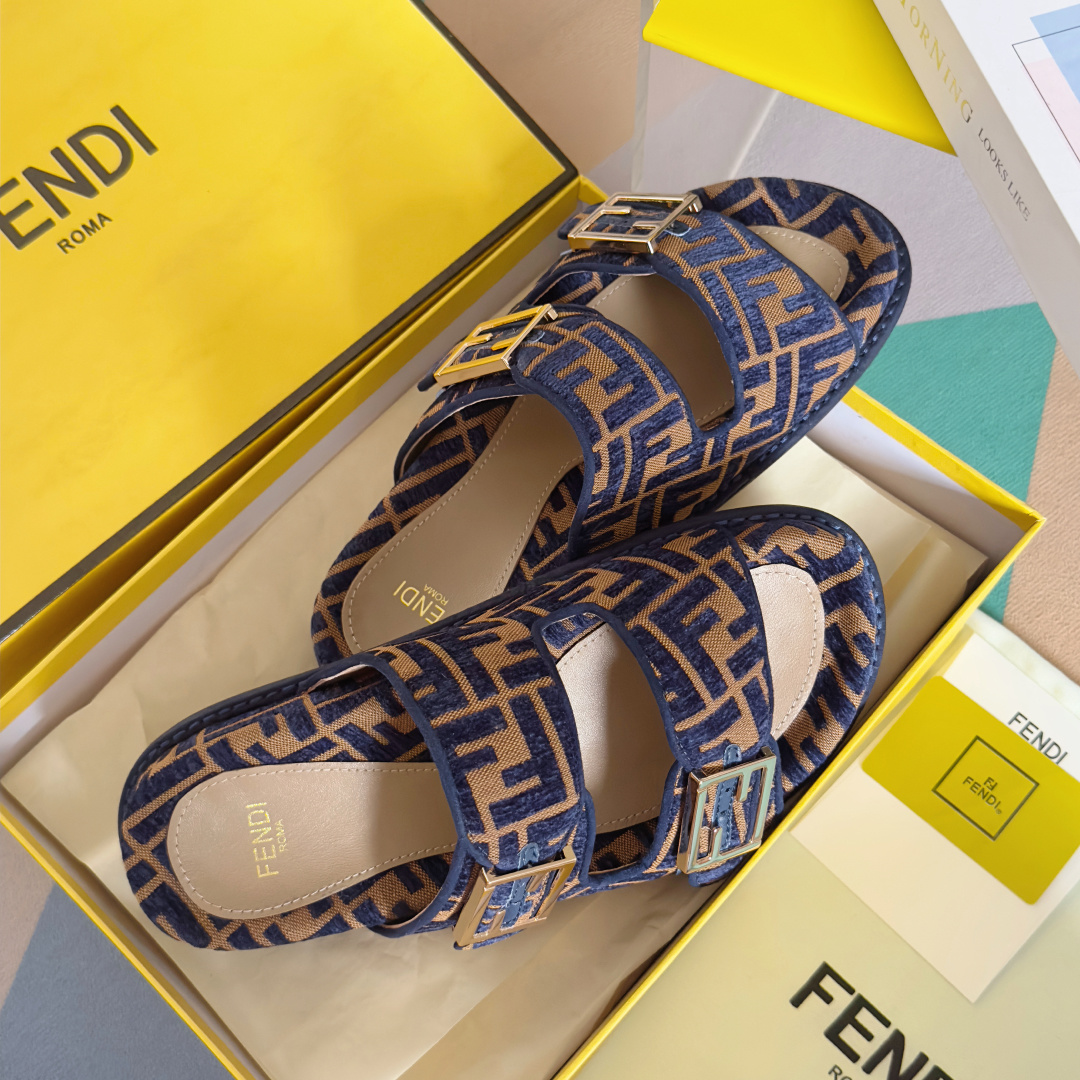 顶级版本:情侣款
Fendi芬迪 最新配色 情侣款feel老花FF凉拖鞋
原版购入开发 做货 芬迪早秋最