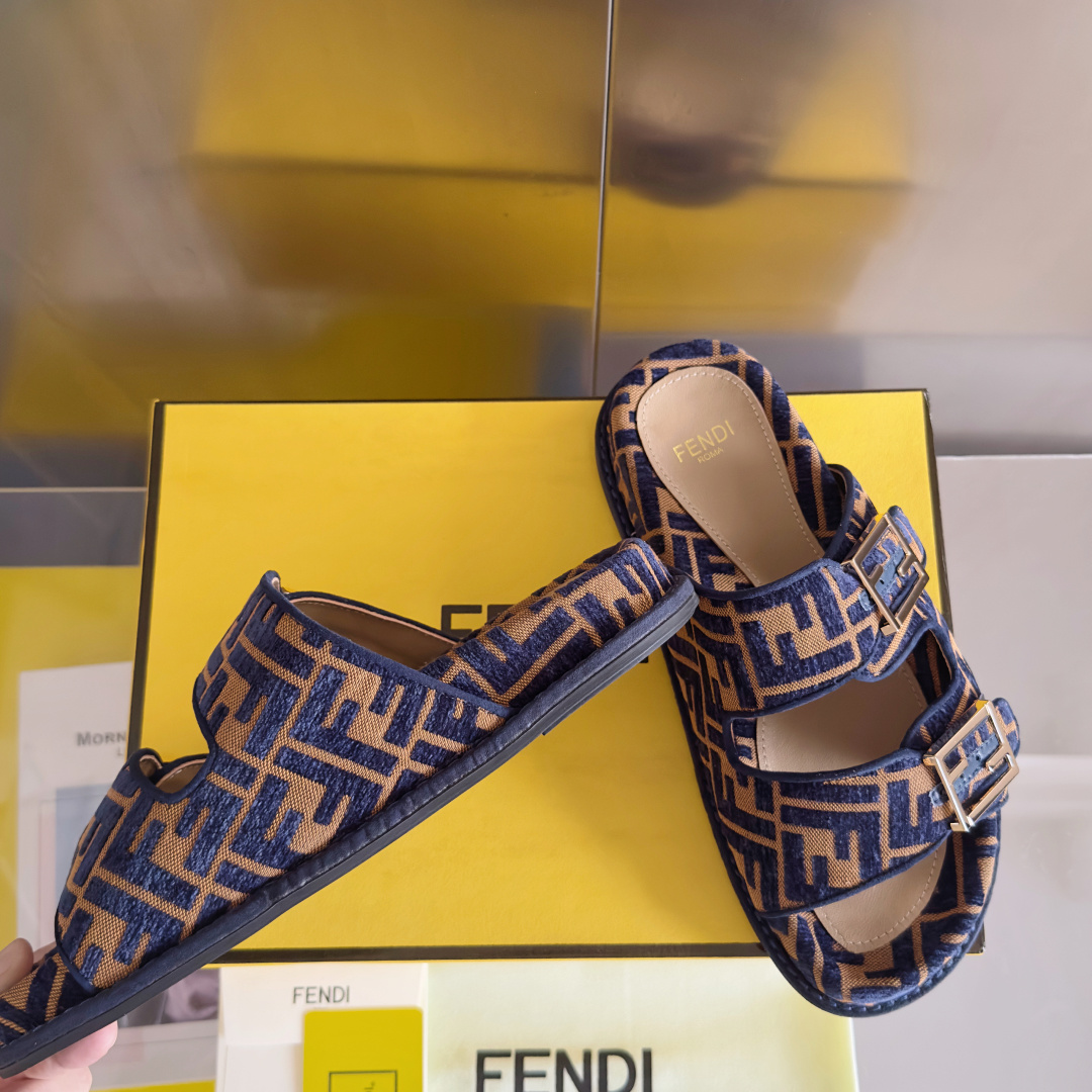 顶级版本:情侣款
Fendi芬迪 最新配色 情侣款feel老花FF凉拖鞋
原版购入开发 做货 芬迪早秋最