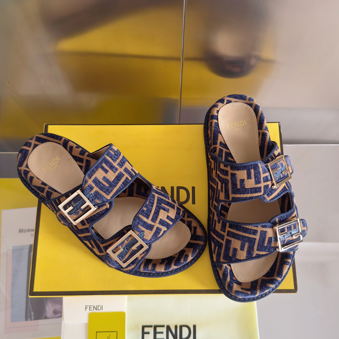 顶级版本:情侣款
Fendi芬迪 最新配色 情侣款feel老花FF凉拖鞋
原版购入开发 做货 芬迪早秋最