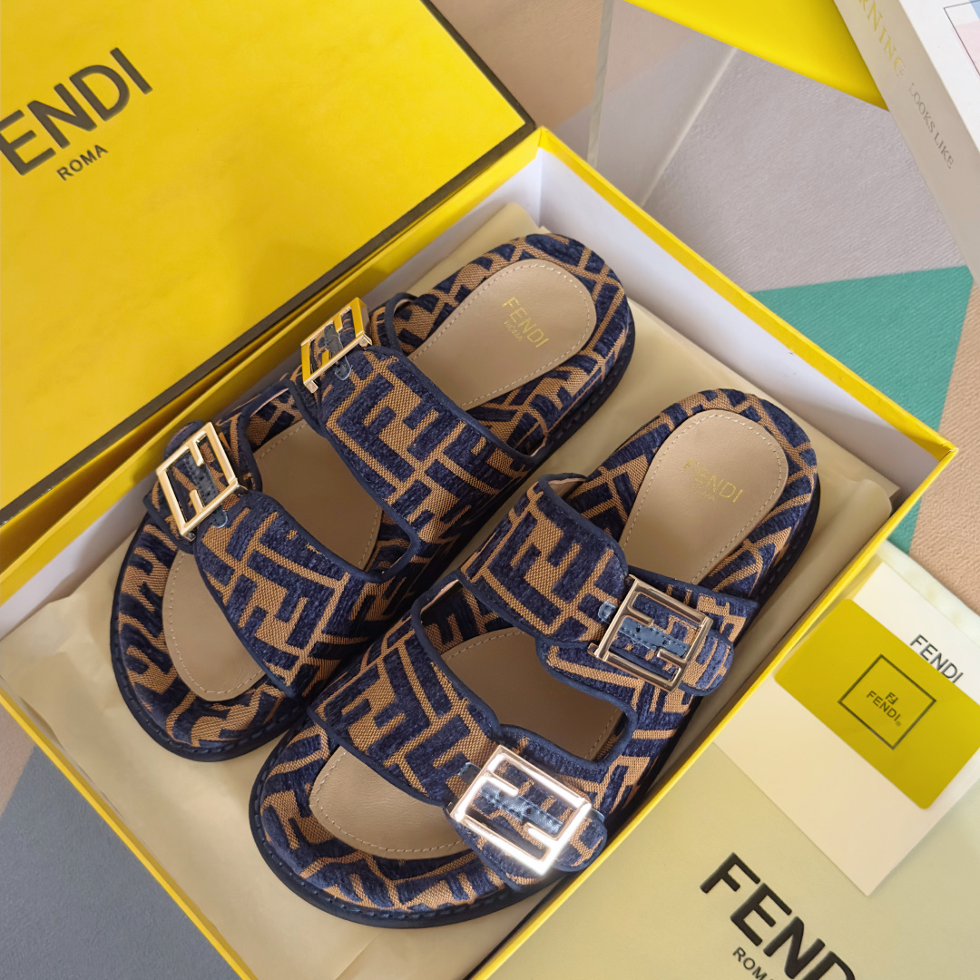 顶级版本:情侣款
Fendi芬迪 最新配色 情侣款feel老花FF凉拖鞋
原版购入开发 做货 芬迪早秋最