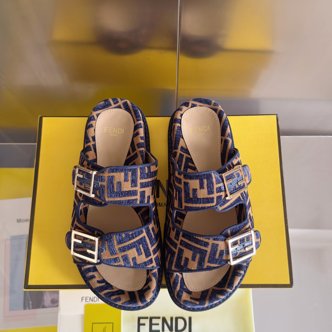 顶级版本:情侣款
Fendi芬迪 最新配色 情侣款feel老花FF凉拖鞋
原版购入开发 做货 芬迪早秋最