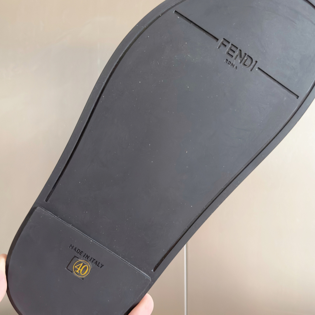 顶级版本:情侣款
Fendi芬迪 最新配色 情侣款feel老花FF凉拖鞋
原版购入开发 做货 芬迪早秋最