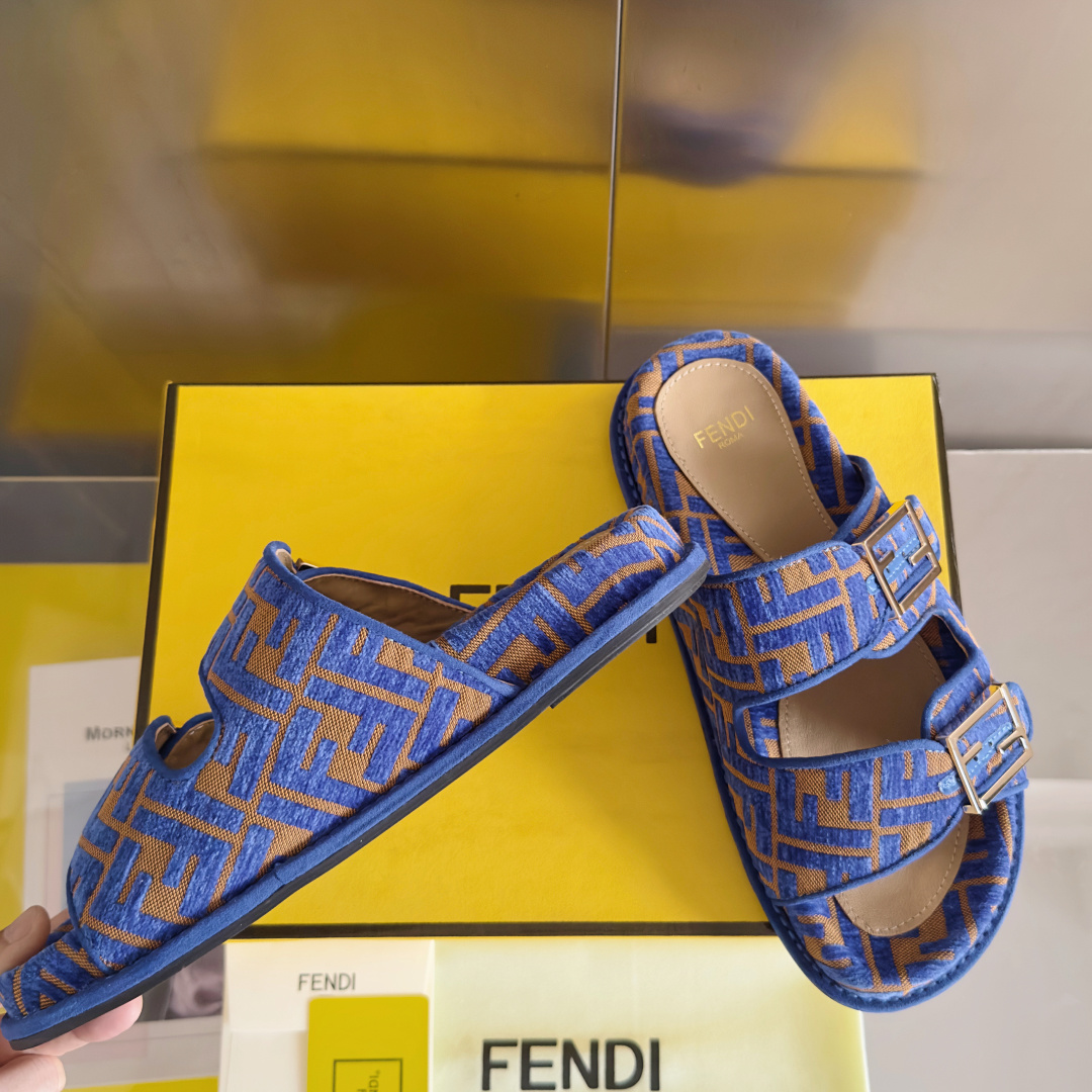 顶级版本:情侣款
Fendi芬迪 最新配色 情侣款feel老花FF凉拖鞋
原版购入开发 做货 芬迪早秋最