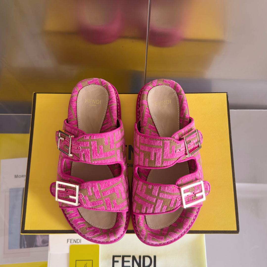 顶级版本:情侣款
Fendi芬迪 最新配色 情侣款feel老花FF凉拖鞋
原版购入开发 做货 芬迪早秋最