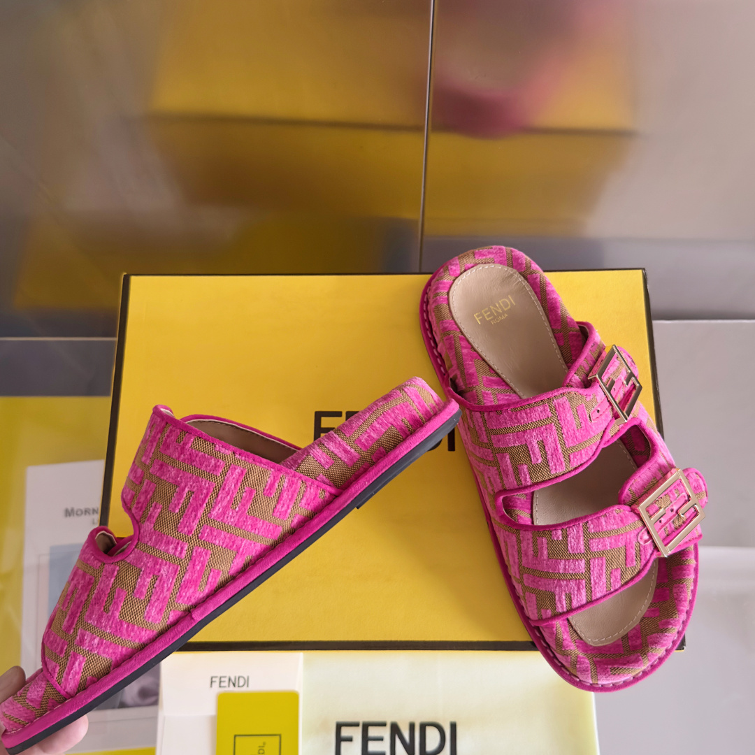 顶级版本:情侣款
Fendi芬迪 最新配色 情侣款feel老花FF凉拖鞋
原版购入开发 做货 芬迪早秋最