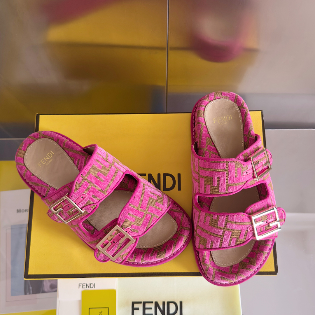 顶级版本:情侣款
Fendi芬迪 最新配色 情侣款feel老花FF凉拖鞋
原版购入开发 做货 芬迪早秋最