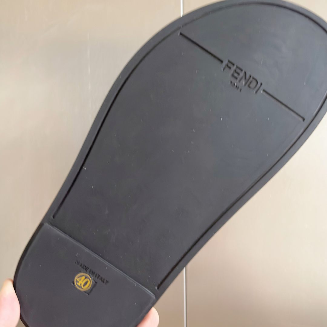 顶级版本:情侣款
Fendi芬迪 最新配色 情侣款feel老花FF凉拖鞋
原版购入开发 做货 芬迪早秋最
