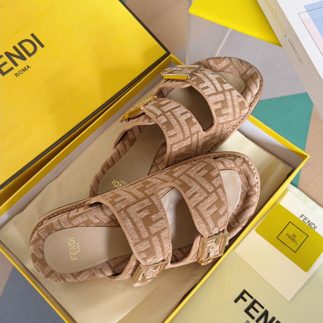 顶级版本:情侣款
Fendi芬迪 最新配色 情侣款feel老花FF凉拖鞋
原版购入开发 做货 芬迪早秋最