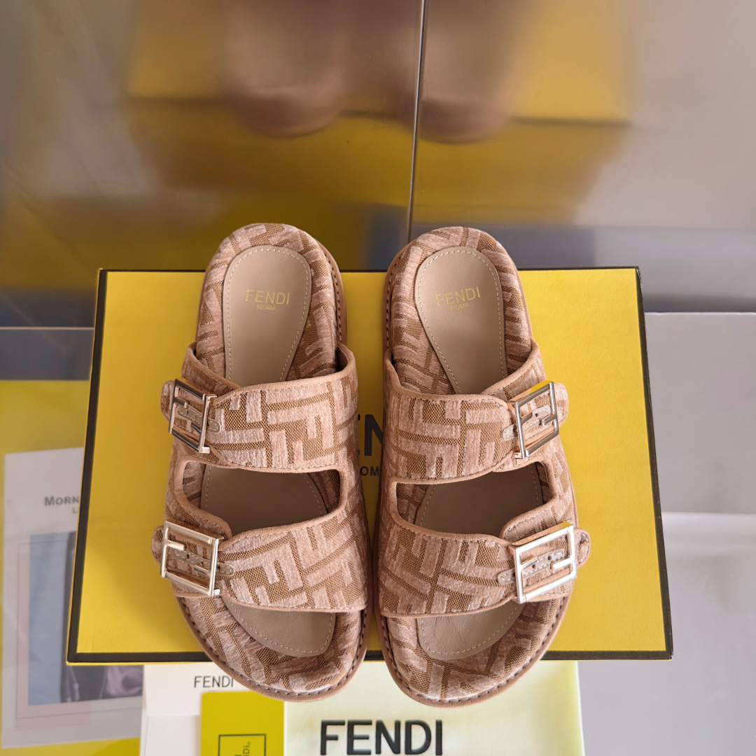 顶级版本:情侣款
Fendi芬迪 最新配色 情侣款feel老花FF凉拖鞋
原版购入开发 做货 芬迪早秋最