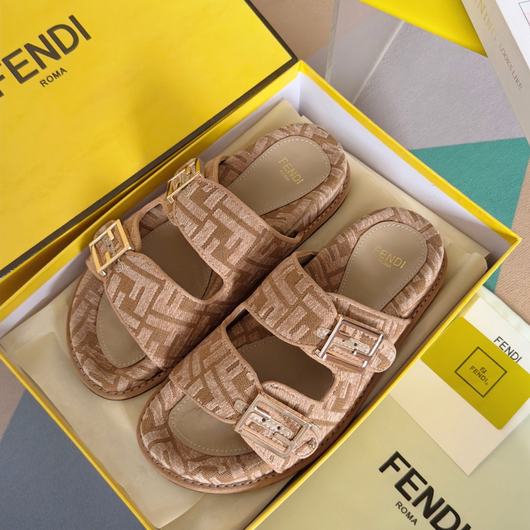 顶级版本:情侣款
Fendi芬迪 最新配色 情侣款feel老花FF凉拖鞋
原版购入开发 做货 芬迪早秋最