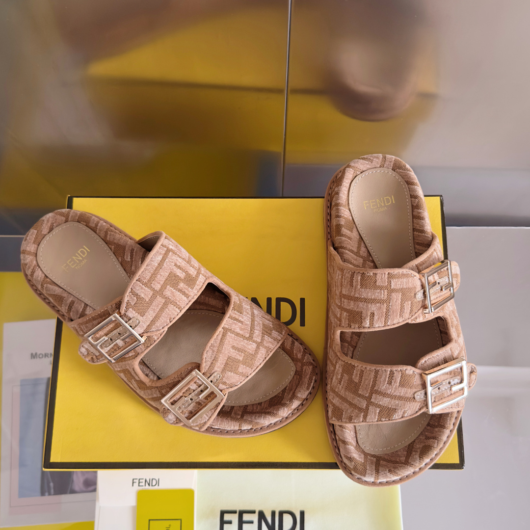 顶级版本:情侣款
Fendi芬迪 最新配色 情侣款feel老花FF凉拖鞋
原版购入开发 做货 芬迪早秋最