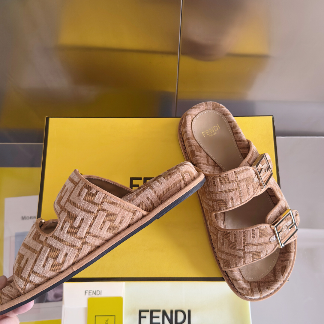 顶级版本:情侣款
Fendi芬迪 最新配色 情侣款feel老花FF凉拖鞋
原版购入开发 做货 芬迪早秋最