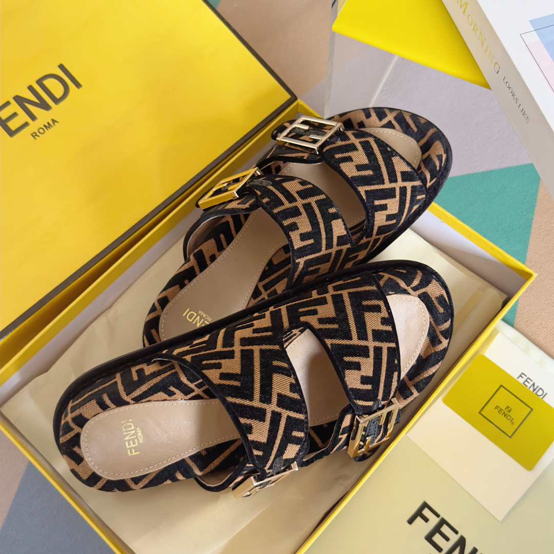 顶级版本:情侣款
Fendi芬迪 最新配色 情侣款feel老花FF凉拖鞋
原版购入开发 做货 芬迪早秋最