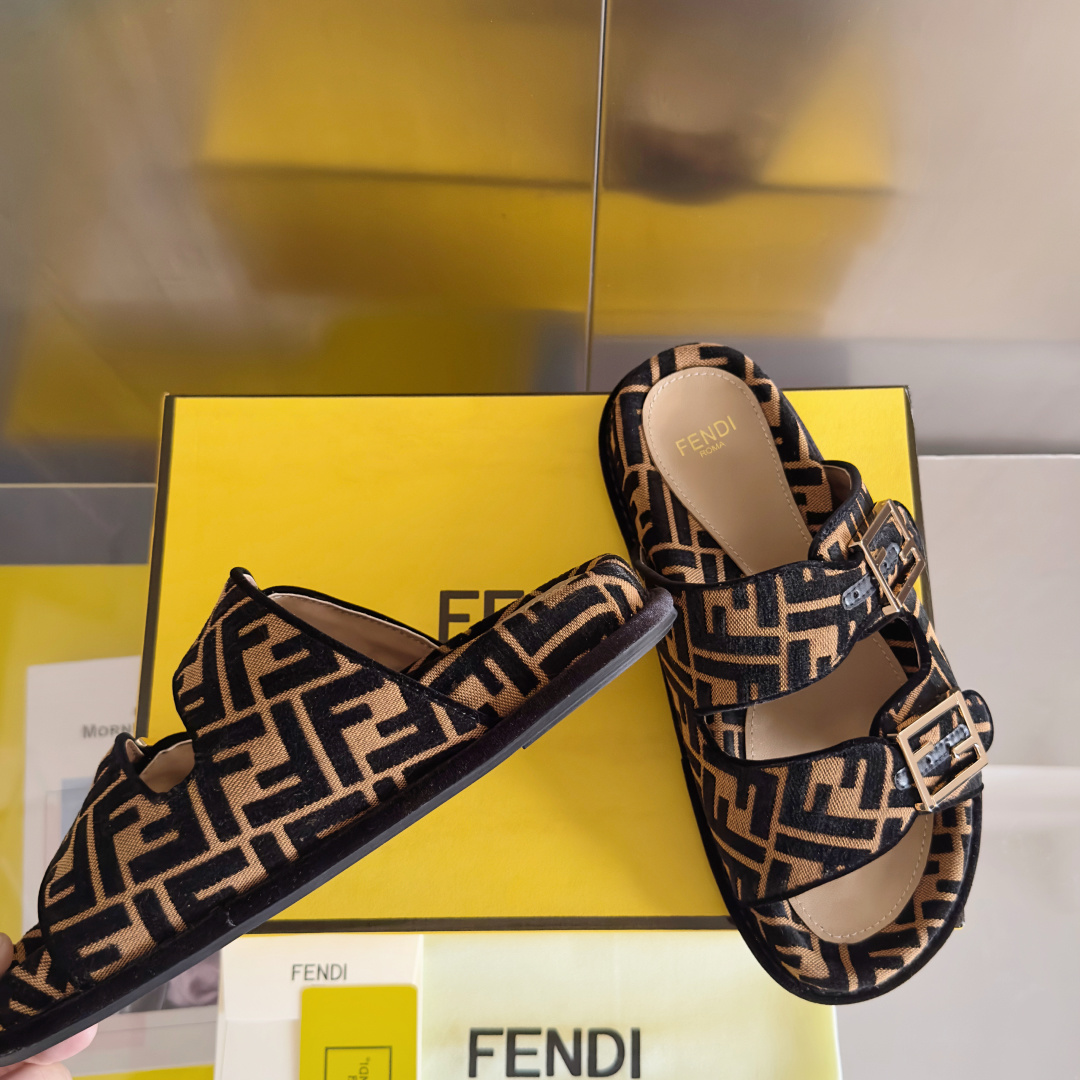顶级版本:情侣款
Fendi芬迪 最新配色 情侣款feel老花FF凉拖鞋
原版购入开发 做货 芬迪早秋最