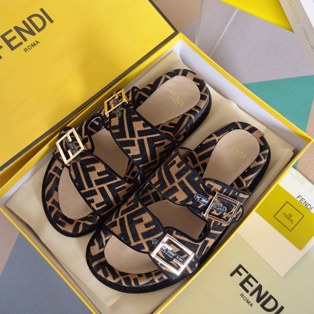 顶级版本:情侣款
Fendi芬迪 最新配色 情侣款feel老花FF凉拖鞋
原版购入开发 做货 芬迪早秋最