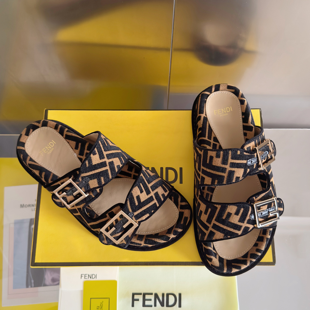 顶级版本:情侣款
Fendi芬迪 最新配色 情侣款feel老花FF凉拖鞋
原版购入开发 做货 芬迪早秋最