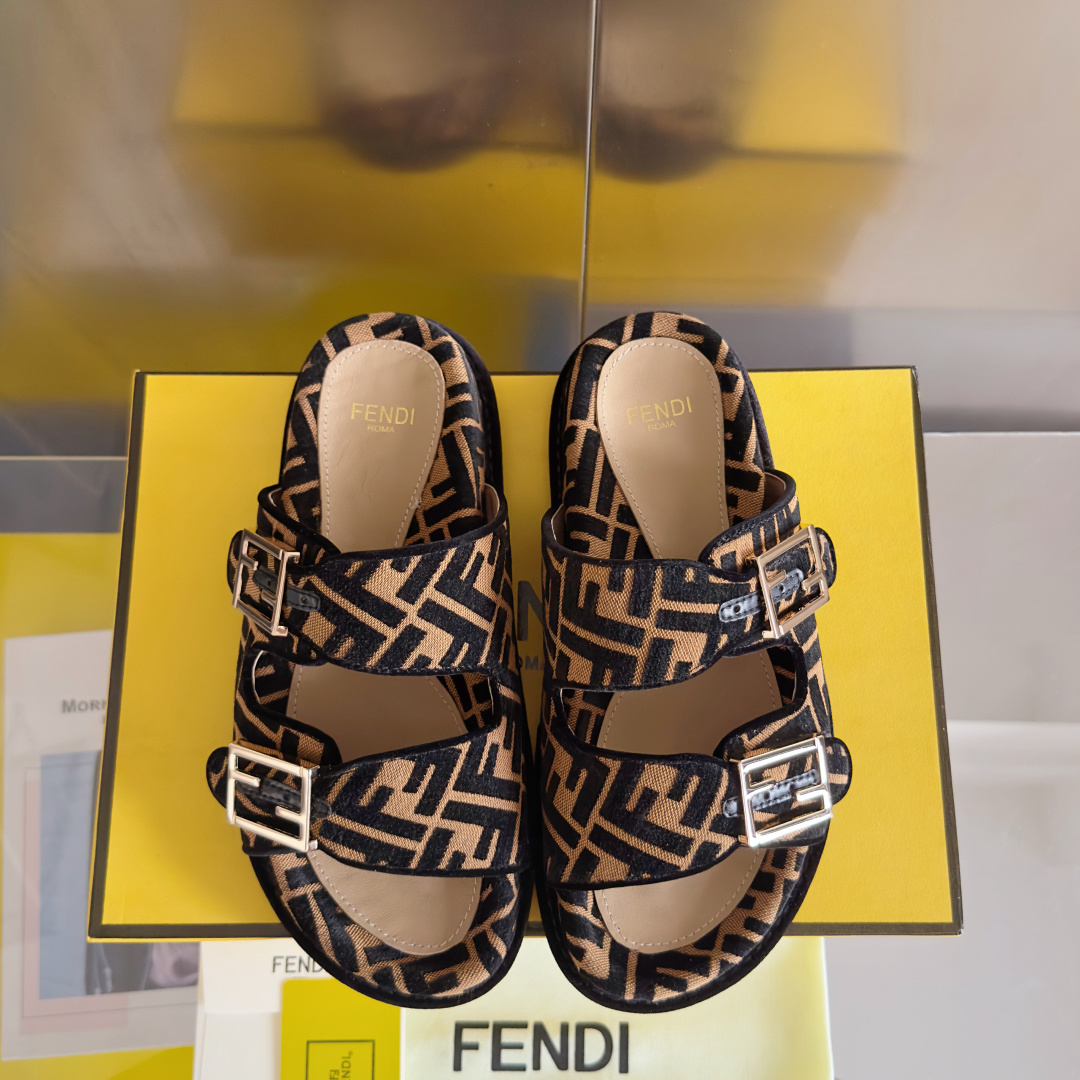 顶级版本:情侣款
Fendi芬迪 最新配色 情侣款feel老花FF凉拖鞋
原版购入开发 做货 芬迪早秋最