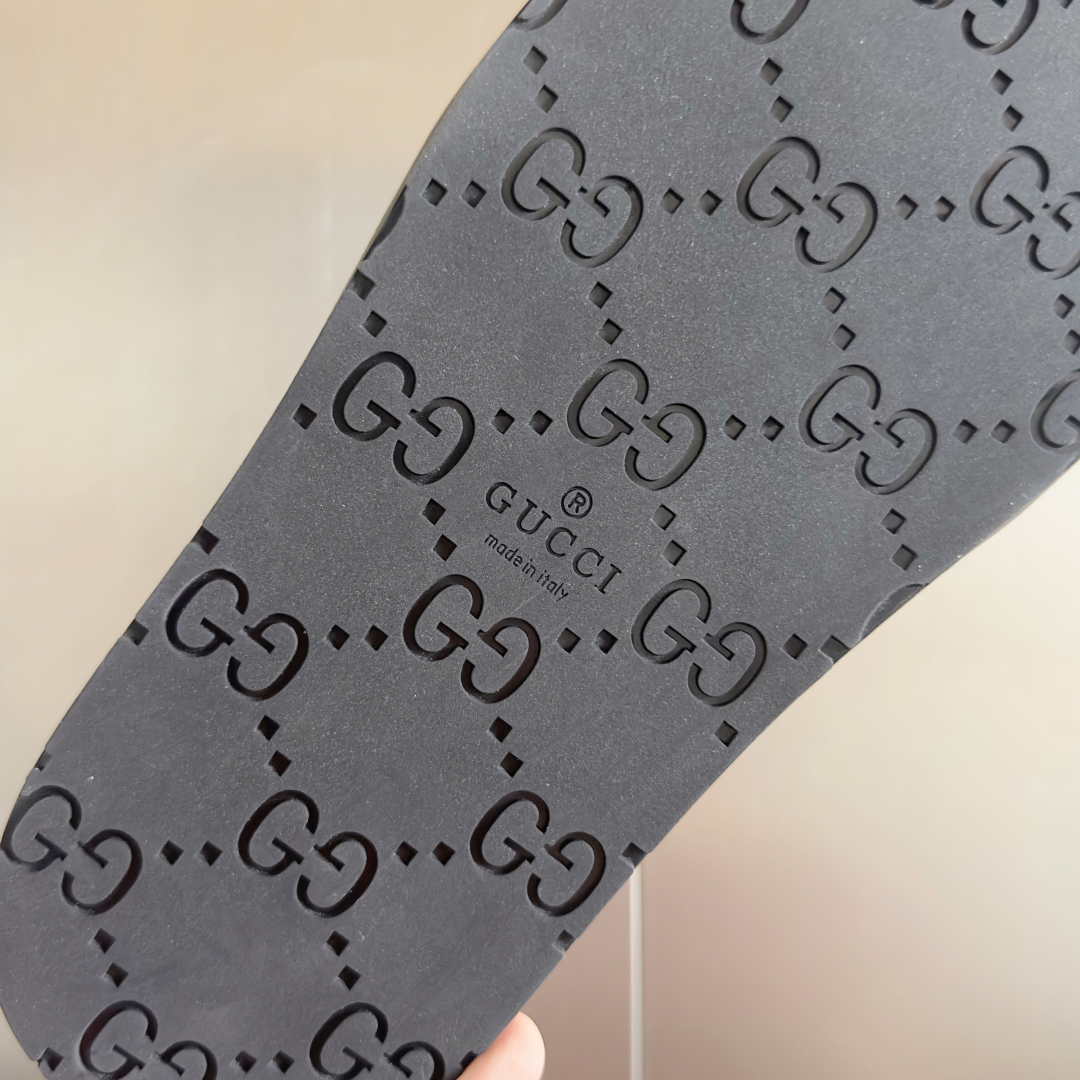 顶级版本：男款
Gucci古驰 最新 情侣款 双G 压花 一字 交叉 厚底 凉拖鞋 
原版购入开发 做货