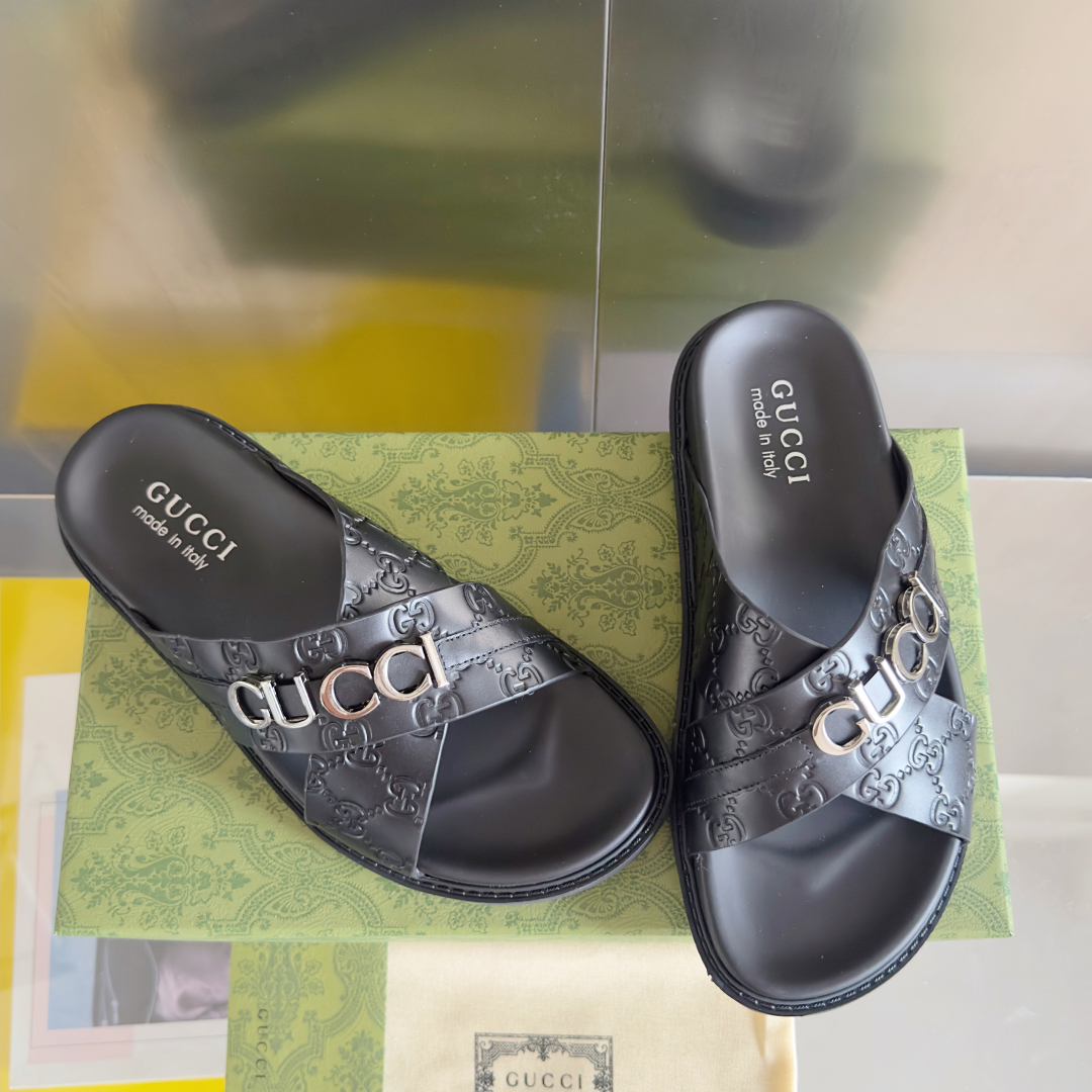 顶级版本：男款
Gucci古驰 最新 情侣款 双G 压花 一字 交叉 厚底 凉拖鞋 
原版购入开发 做货