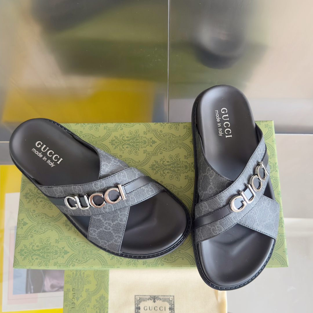 顶级版本：男款
Gucci古驰 最新 情侣款 双G 压花 一字 交叉 厚底 凉拖鞋 
原版购入开发 做货