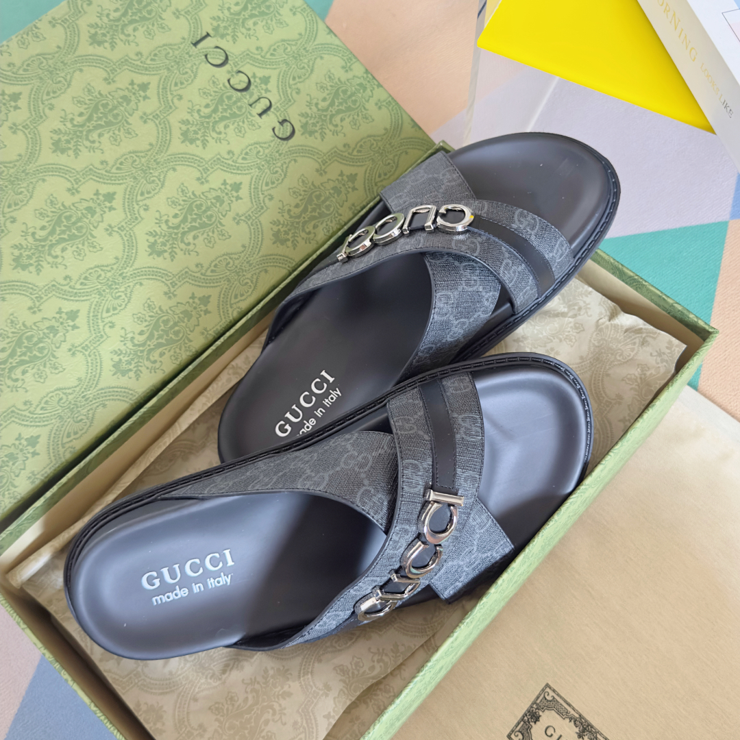 顶级版本：男款
Gucci古驰 最新 情侣款 双G 压花 一字 交叉 厚底 凉拖鞋 
原版购入开发 做货