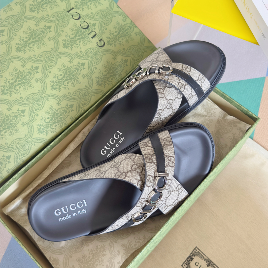 顶级版本：男款
Gucci古驰 最新 情侣款 双G 压花 一字 交叉 厚底 凉拖鞋 
原版购入开发 做货