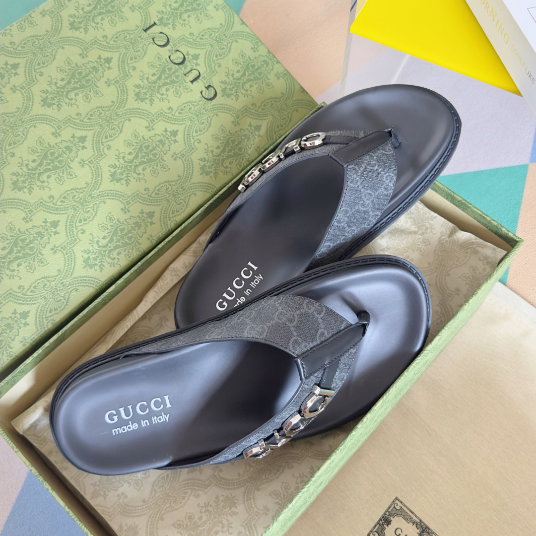 顶级版本：男款
Gucci古驰 最新 情侣款 双G 压花 一字 交叉 厚底 凉拖鞋 
原版购入开发 做货