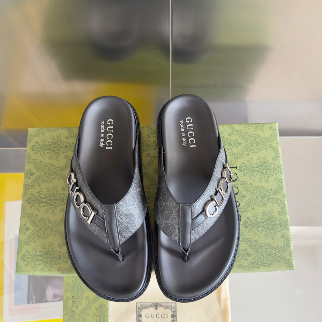 顶级版本：男款
Gucci古驰 最新 情侣款 双G 压花 一字 交叉 厚底 凉拖鞋 
原版购入开发 做货