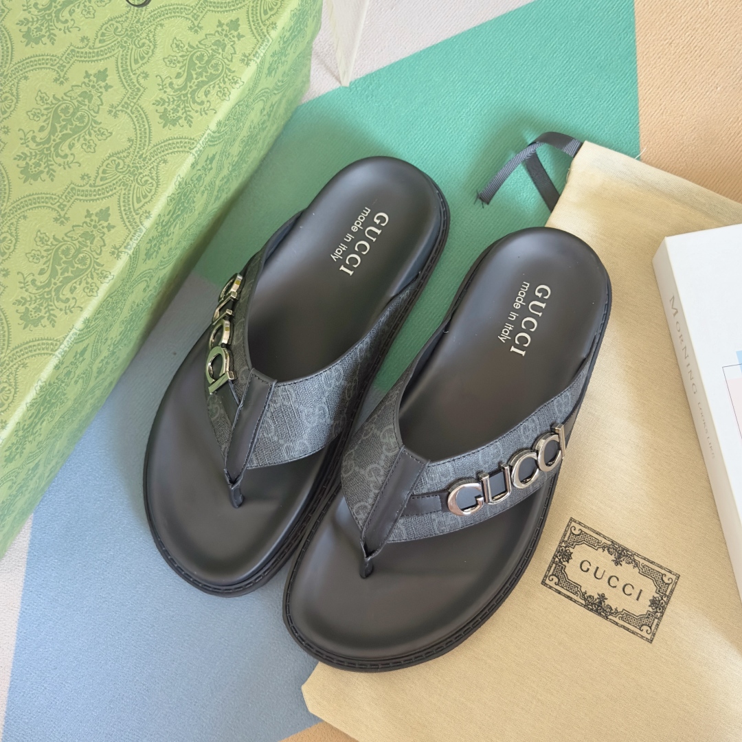 顶级版本：男款
Gucci古驰 最新 情侣款 双G 压花 一字 交叉 厚底 凉拖鞋 
原版购入开发 做货